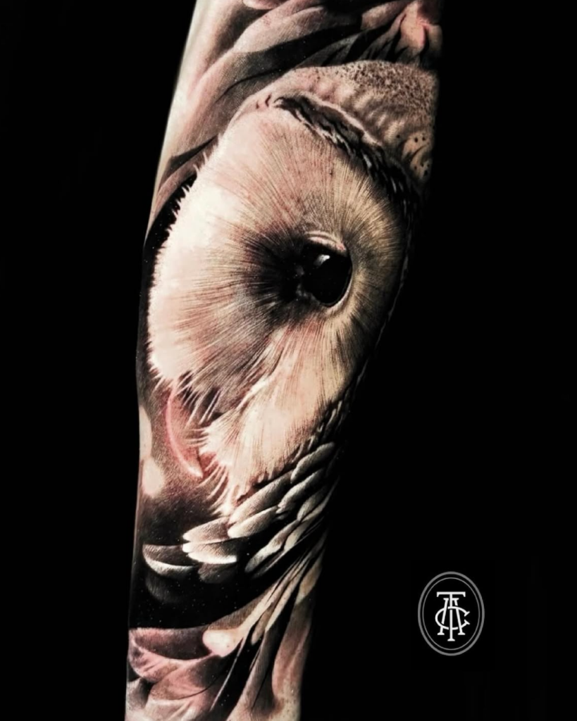 Black and grey realisme uil tattoo shop soest